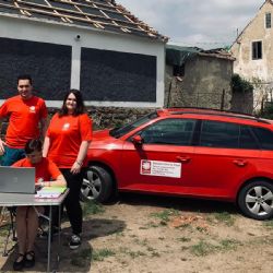 Charita začala s rozdělováním finanční pomoci rodinám v poničeném Stebně