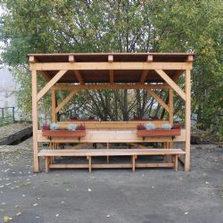 Charitní dvůr v plzeňské Cukrovarské má pergolu