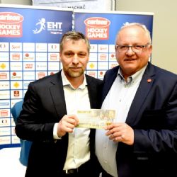Chcete sledovat hokej, ale máte povinnosti? Omluví vás trenér Josef Jandač a Pilsner Urquell
