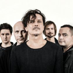 Chinaski dorazí do Sušice v obměněné sestavě. Předkapelu hledají mezi místními