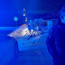 Chlapec hazardoval se životem, za  mrazu a sněžení se vydal na kole za kamarádem