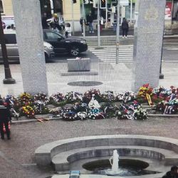 Chlapec upadl u památníku, strážníci vyrazili na pomoc