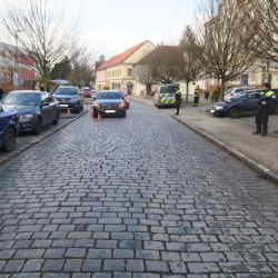 Chodkyně vběhla v Domažlicích do jízdní dráhy vozidlu