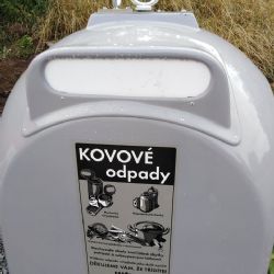 Čistá Plzeň rozmístila ve městě osm šedých kontejnerů na kovy