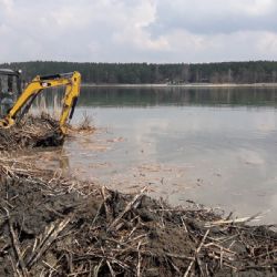 Čištění břehů Boleváku od rákosí a orobince bude letos pokračovat
