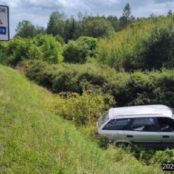 Citroën v příkopu, řidič zmizel beze stopy