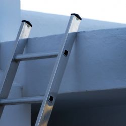 Cizinec spadl v Nýrsku ze žebříku, odvezl ho vrtulník