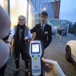 Člen ostrahy našel na WC obchodního centra opilou ženu. Nadýchala přes 4 promile