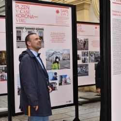 Co bylo za rouškami, ukazuje nová plzeňská výstava