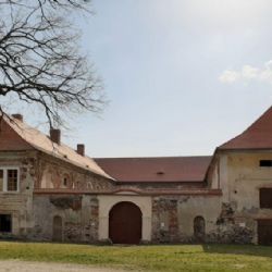 Country bál ve Staňkově přispěje na opravu zámku v Čečovicích 