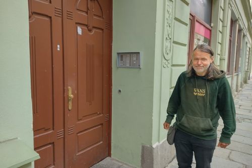 Foto: Čtyři měsíce pobýval na schodech u Bartoloměje, teď má v Plzni pokoj ve sdíleném bytě