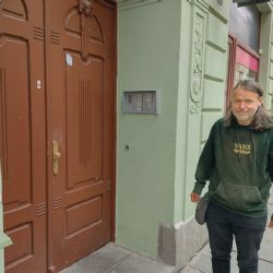Čtyři měsíce pobýval na schodech u Bartoloměje, teď má v Plzni pokoj ve sdíleném bytě