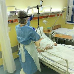 Dál roste počet covidových pacientů i počet testů v krajských nemocnicích