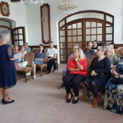 Daniela Kovářová oslavila první výročí zvolení do Senátu. Rozdávala píšťalky