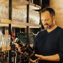 Dárky pro milovníky piva? Třeba sklenice se jménem nebo básničkou