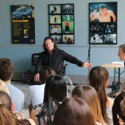 Děkuji za život bez bariér, napsal Jan Potměšil do pamětní knihy Křižíkova gymnázia 