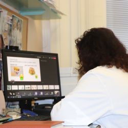 Děti se baví při online výuce s odborníky z FN