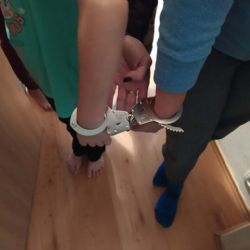  Děti si hrály na policisty, zůstaly uvězněny v poutech