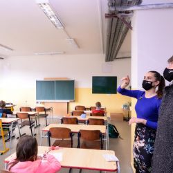 Děti ve 31. základní škole chrání speciální nátěr zdí likvidující viry i bakterie