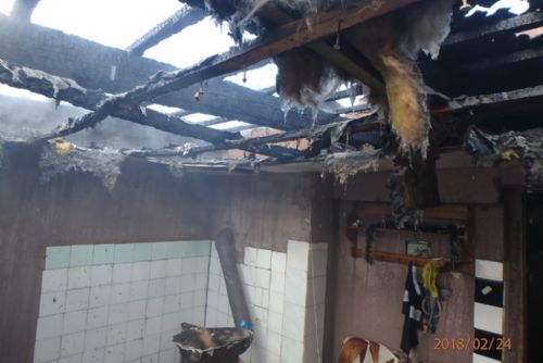 Děti zapálily v Čepinci seno, hasiči evakuovali deset lidí