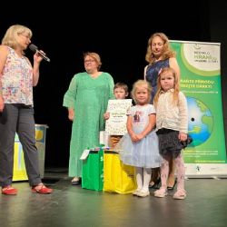 Děti ze školek byly za Recyklohraní v Divadle Alfa