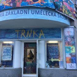 Děti ze ZUŠ Trnka si své vysvědčení mohou vyzvednout u výdejního okénka