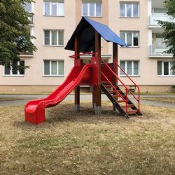 Dětské hřiště v Mandlově ulici na Borech má novou hrací sestavu