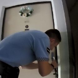 Dítě na Lochotíně zavřelo matku na balkóně