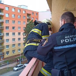 Dítě v Plzni zavřelo svou matku na balkoně