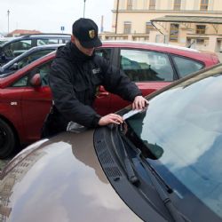 Dítě zůstalo v zamčeném autě, pomohli strážníci