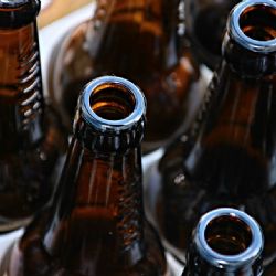 Dívka kradla přepravky na pivo