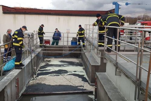 Foto: Do kanalizace v Plzni unikly ropné látky