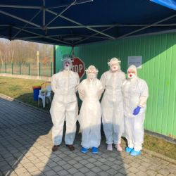 Do šití roušek se zapojuje stále více dobrovolníků, Domažlice testují