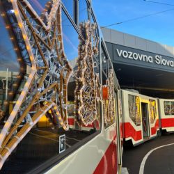 Do ulic Plzně se v pátek vrací vánoční tramvaj