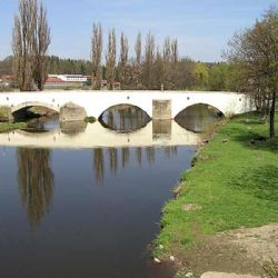 Dobřany opravují historický kamenný most