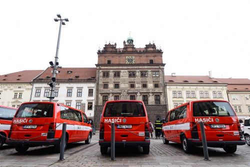 Foto: Dobrovolní hasiči získali od Plzně nová auta