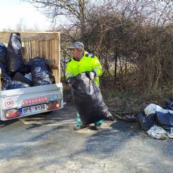 Dobrovolníci nasbírali v Černicích 13 pytlů odpadků