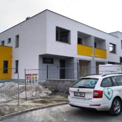 Domažlická nemocnice staví pro zdravotníky rodinné domy