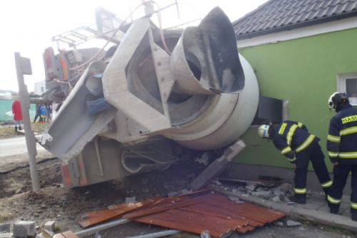 Foto: Domíchávač na beton se v Kyšicích při nehodě probořil do domu