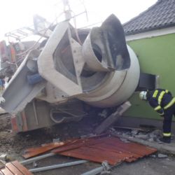 Domíchávač na beton se v Kyšicích při nehodě probořil do domu