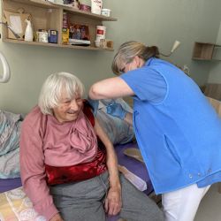 Domovy Clementas začaly s očkováním proti koronaviru
