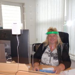Doubravka tiskne ochranné štíty pro volby