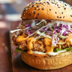 Drůbežáři z Klatov doporučují na léto: kuřecí burger třikrát jinak