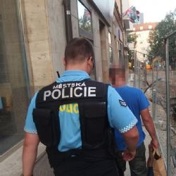Dva hledaní muži ze seznamu v zorném poli hlídek strážníků