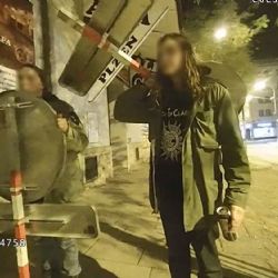 Dva muži si vykračovali po ulici v centru Plzně s dopravními značkami 