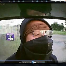Dvojice vykrádá tankovací automaty na Domažlicku. Nepoznáte je?