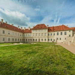 Dvojnásobně oceněný Klášter Plasy hostí výstavu krajské Stavby roku 
