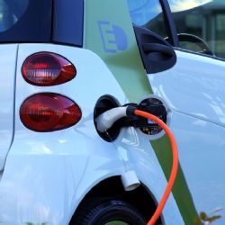 Elektromobily budou mít i v dalších letech parkování v Plzni zdarma