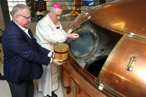 Foto: Emeritní plzeňský biskup požehnal už osmé velikonoční várce Pilsner Urquell pro papeže