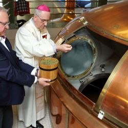 Emeritní plzeňský biskup požehnal už osmé velikonoční várce Pilsner Urquell pro papeže